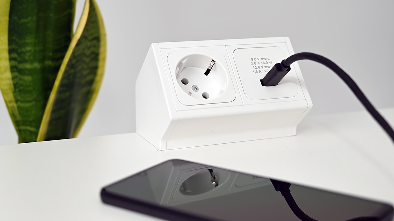 Charging setup visual for Nintendo Switch 2 travel gaming
